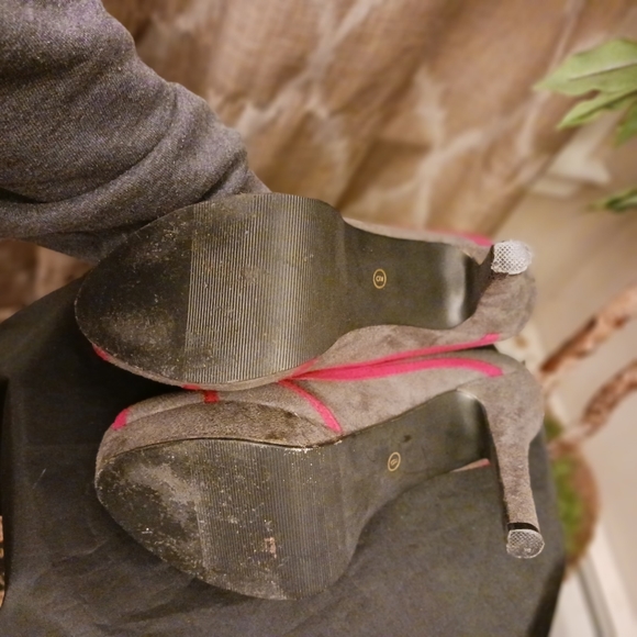 Gray & red pumps sz 9 - Picture 6 of 8